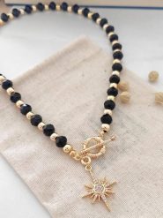 Atelier MIU Pozłacany naszyjnik z elementem ozdobnym - dł. 42 cm rozmiar: onesize. Czarne naszyjniki damskie atelier MIU, z cyrkonią, pozłacane. Za 52.99 zł.