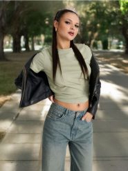 Koszulka basic - brązowy. Brązowe koszulki damskie Sinsay, l, bez wzorów, z bawełny, bez kołnierzyka, bez ramiączek. Za 19.99 zł.