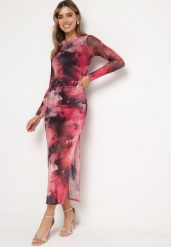 Fuksjowa Sukienka o Dopasowanym Fasonie Bodycon z Rozcięciem i Marmurkowym Wzorem Urientia. Czerwone sukienki damskie Born2be, bez wzorów, eleganckie, bez ramiączek. W wyprzedaży za 135.99 zł.