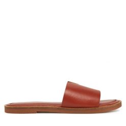 Klapki Marco Tozzi. Brązowe klapki damskie Marco Tozzi, bez wzorów, bez obcasa, bez zapięcia. Za 149.99 zł.