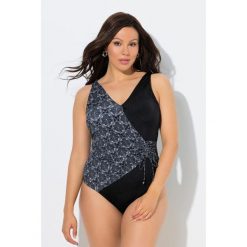 Damskie Strój kąpielowy w kopertowym stylu miękkie miseczki ozdobna klamra. Czarne stroje jednoczęściowe Ulla Popken, bez wzorów, z elastanu. Za 239.99 zł.