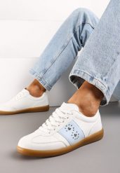 Biało-Niebieskie Płaskie Sneakersy Sznurowane z Ozdobnymi Nitmi Blosenti. Białe obuwie sportowe damskie Born2be, z materiału, bez zapięcia. Za 79.99 zł.