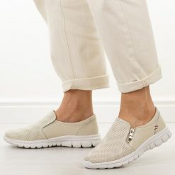 Beżowe skórzane półbuty damskie Jezzi 9819. Brązowe półbuty damskie Jezzi, na jesień, w ażurowe wzory, z jeansu, z okrągłym noskiem, bez obcasa, na płaskiej podeszwie, bez zapięcia. W wyprzedaży za 197.10 zł.