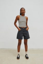 Szorty z szerokimi nogawkami w kolorze WASHED BLACK - TABOO-XL. Czarne szorty damskie Marsala, bez wzorów, z denimu. Za 299.90 zł.