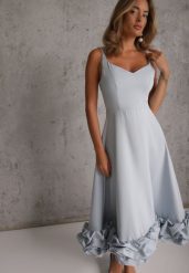 Niebieska Rozkloszowana Sukienka Koktajlowa Ozdobiona na Dole Falbaną Feodanes. Niebieskie sukienki damskie Renee, bez wzorów, eleganckie, bez ramiączek. Za 349.99 zł.