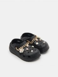 Klapki - czarny. Czarne klapki damskie Sinsay, bez wzorów, z okrągłym noskiem, bez obcasa, bez zapięcia. Za 49.99 zł.