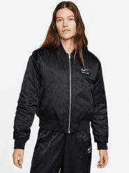 Nike Kurtka w kolorze czarnym rozmiar: M. Czarne kurtki damskie Nike, m, bez wzorów, bez kaptura. Za 295.66 zł.