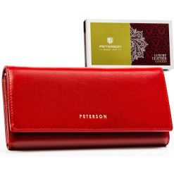 Portfel damski Peterson PTN 72037-SGN czerwony. Czerwone portfele damskie Peterson, bez wzorów, ze skóry. Za 114.00 zł.