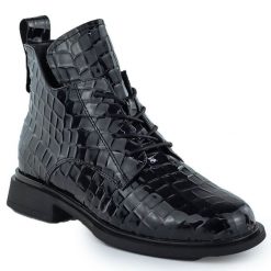Skórzane botki damskie lakierowane kroko czarne Filippo DBT7239. Czarne botki damskie Filippo, z lakierowanej skóry, bez obcasa, bez zapięcia. Za 329.99 zł.