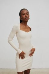 Sukienka dopasowana z dekoltem w kształcie serca WHITE SAND - FUSION-M/L. Brązowe sukienki damskie Marsala, bez wzorów, z bawełny, bez ramiączek. W wyprzedaży za 49.98 zł.