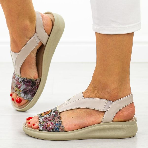 Szare płaskie sandały damskie M.Daszyński 24142-11. Szare sandały damskie M.Daszyński, bez wzorów, ze skóry, bez obcasa, na płaskiej podeszwie, bez zapięcia. Za 169.00 zł.