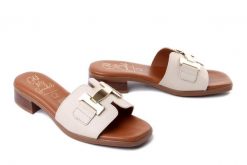 Oh! My Sandals 5890 doya hielo, klapki damskie. Brązowe klapki damskie Oh My Sandals, bez wzorów, ze skóry, bez obcasa, bez zapięcia. Za 289.90 zł.