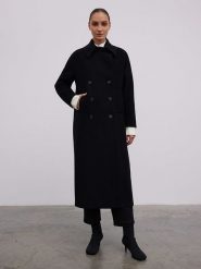 BGN Płaszcz przejściowy w kolorze czarnym rozmiar: 40. Czarne płaszcze damskie BGN, bez wzorów, z tkaniny, bez kaptura. Za 433.95 zł.