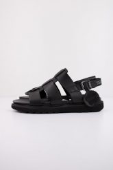 Sandały KICKERS NEOSINEAD Czarny. Czarne sandały damskie Kickers, bez wzorów, ze skóry, bez obcasa, bez zapięcia. Za 350.95 zł.