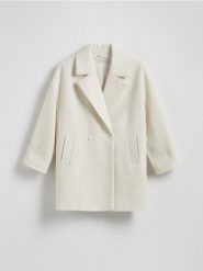 Krótki płaszcz boucle - kremowy. Białe płaszcze damskie Reserved, l, bez wzorów, z tkaniny, bez kaptura. W wyprzedaży za 159.99 zł.