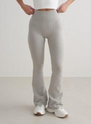 Damskie legginsy bezszwowe, prążkowane, squat proof, dzwony, skrócone szare. Szare legginsy damskie Aim'n, s, bez wzorów, z dzianiny. Za 177.60 zł.