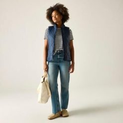 Damska wodoodporna pikowana kamizelka Carlotte. Niebieskie kamizelki damskie Regatta, bez wzorów, z poliamidu, bez kaptura. Za 349.99 zł.