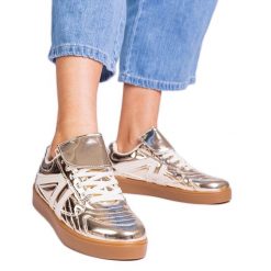 Złote sneakersy trampki damskie lakierowane złoty. Żółte trampki damskie z aplikacjami, z lakierowanej skóry, bez zapięcia. Za 75.21 zł.