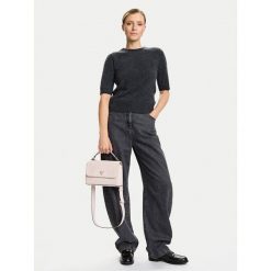 Torebka Guess. Brązowe torebki klasyczne damskie Guess, bez dodatków. Za 307.99 zł.