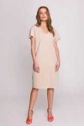 Luźna sukienka oversize o prostym kroju z dekoltem V beżowa. Brązowe sukienki damskie Stylove, bez wzorów, z poliesteru, biznesowe, bez ramiączek. Za 289.00 zł.