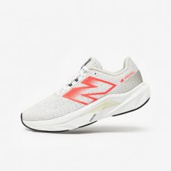 Buty do biegania damskie New Balance Fuelcell Propel V5. Białe obuwie sportowe damskie New Balance, z kauczuku, bez zapięcia, do biegania. W wyprzedaży za 449.99 zł.