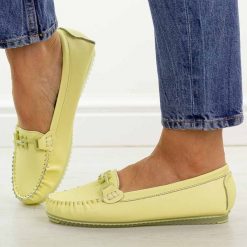 Żółte skórzane mokasyny damskie S.Barski 7034. Żółte mokasyny damskie S.BARSKI, na jesień, z jeansu, z okrągłym noskiem, bez obcasa. Za 219.00 zł.
