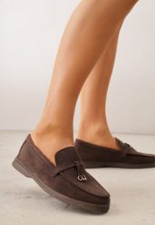 Ciemnobrązowe Lekkie Mokasyny VICES z Metalowymi Ozdobami i Skórzaną Wkladką Adrialee. Brązowe mokasyny damskie Born2be, z materiału, z okrągłym noskiem, bez obcasa. Za 89.99 zł.