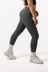 Damskie legginsy 7/8 na jogę i pilates, bez przedniego szwu – oliwkowy. Zielone legginsy damskie AESTHETIC WOLF, s, bez wzorów, z dzianiny. Za 149.99 zł.