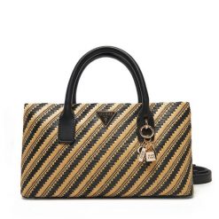 Torebka Guess. Czarne torebki klasyczne damskie Guess, bez dodatków. Za 349.99 zł.