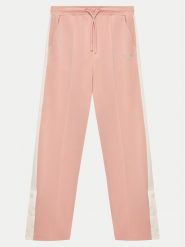 Guess Spodnie dresowe J5RB10 KCO72 Różowy Regular Fit. Czerwone spodnie dresowe dziewczęce Guess, z aplikacjami, z dresówki. Za 329.99 zł.