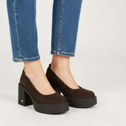 Półbuty damskie Karino, ze skóry naturalnej zamszowej z zabudowanym przodem i gładką cholewką fason wsuwany z zaokrąglonym noskiem, brązowe, 5996/015. Brązowe półbuty damskie Karino, bez wzorów, ze skóry, bez obcasa, bez zapięcia. Za 519.00 zł.