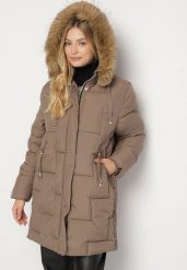 Brązowa Pikowana Kurtka z Kapturem z Futerkiem Ruvite. Brązowe kurtki damskie Born2be, l, bez wzorów, z dzianiny, z kapturem. Za 279.99 zł.