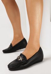 Czarne Półbuty na Koturnie z Ozdobną Klamrą w Stylu Mokasynów i Przeszyciami oraz Skórzaną Wkładką Fenilla. Czarne półbuty damskie Born2be, bez wzorów, bez obcasa, na koturnie, bez zapięcia. Za 59.99 zł.