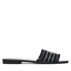 Klapki KARL LAGERFELD. Czarne klapki damskie KARL LAGERFELD, bez wzorów, bez obcasa, bez zapięcia. Za 463.99 zł.