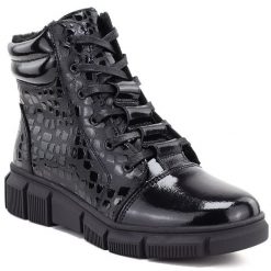 Skórzane botki damskie lakierowane kroko czarne eVento 5BT17-9315. Czarne botki damskie eVento, z lakierowanej skóry, bez obcasa, na koturnie, bez zapięcia. Za 289.99 zł.