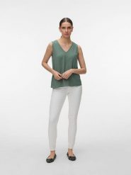 Vero Moda Dżinsy - Slim fit - w kolorze białym rozmiar: S/L30. Białe jeansy damskie Vero Moda. Za 113.99 zł.