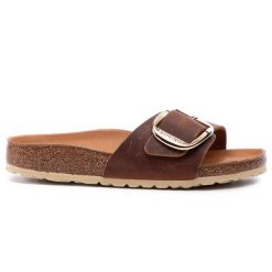 Klapki Birkenstock. Brązowe klapki damskie Birkenstock, bez wzorów, bez obcasa, bez zapięcia. Za 589.99 zł.