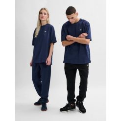 Koszulka Hummel Loose Bee. Niebieskie koszulki damskie Hummel, bez wzorów, bez kołnierzyka, bez ramiączek. Za 135.75 zł.