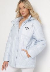 Jasnoniebieska Kurtka Pikowana z Odpinanym Kapturem i Aplikacją Sarlia. Niebieskie kurtki damskie Born2be, xl, z aplikacjami, z jeansu. Za 189.99 zł.