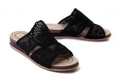 ARTIKER RELAKS 52C2427 czarny, klapki damskie. Czarne klapki damskie Artiker Relaks, bez wzorów, bez obcasa, na koturnie, bez zapięcia. Za 68.94 zł.