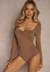 Brązowe Body Longsleeve z Wiskozą z Ozdobnym Marszczeniem Ninaviria. Brązowe body i gorsety Renee, bez wzorów, z jeansu. Za 79.99 zł.