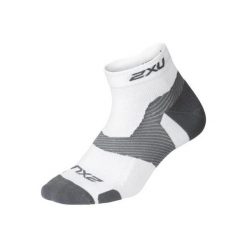 Skarpety 1-4 2XU Vectr Light Cush. Białe skarpetki damskie 2XU, bez wzorów, z lycry. Za 130.00 zł.