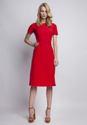 Szykowna Czerwona Sukienka z Krótkim Rękawem i Ozdobnym Paskiem. Czerwone sukienki damskie Lanti, bez wzorów, z materiału, eleganckie, bez ramiączek. Za 224.90 zł.