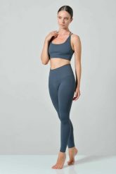Damskie legginsy push-up z wysokim stanem Omm Yoga by Risalti Sculpt. Czarne legginsy damskie OM, m, bez wzorów, z elastanu, z podwyższonym stanem, na fitness i siłownię. Za 239.99 zł.