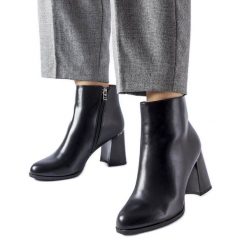 Czarne ocieplane botki z ozdobnym obcasem Clivi. Czarne botki damskie na zimę, z tworzywa sztucznego, eleganckie, za kostkę, bez obcasa, na obcasie, bez zapięcia. Za 157.24 zł.
