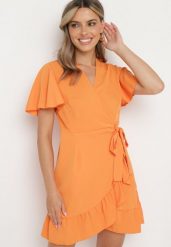 Pomarańczowa Sukienka o Kopertowym Kroju z Krótkim Rękawem i Falbanką Tinasshia. Brązowe sukienki damskie Born2be, bez wzorów, eleganckie, bez ramiączek. Za 69.99 zł.