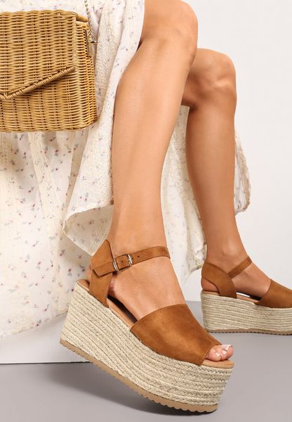 Brązowe Sandały na Wysokim Koturnie z Plecionego Materiału i z Zapięciem przy Kostce Egerra. Brązowe sandały damskie Renee, bez wzorów, bez obcasa, na koturnie, bez zapięcia. Za 119.99 zł.