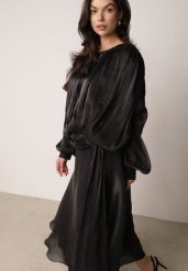 Czarna Szyfonowa Sukienka Koktajlowa o Rozkloszowanym Kroju Thagune. Czarne sukienki damskie Born2be, bez wzorów, z materiału, eleganckie, bez ramiączek. Za 269.99 zł.