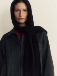 Wełniany szal z kaszmirem - czarny. Czarne szaliki damskie Reserved, bez wzorów, z kaszmiru. W wyprzedaży za 139.99 zł.