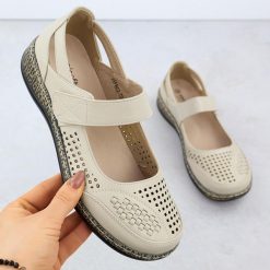 Półbuty damskie na rzep ażurowe beżowe Unisoft 7026. Brązowe półbuty damskie Unisoft, w ażurowe wzory, ze skóry ekologicznej, bez obcasa, bez zapięcia. Za 189.99 zł.